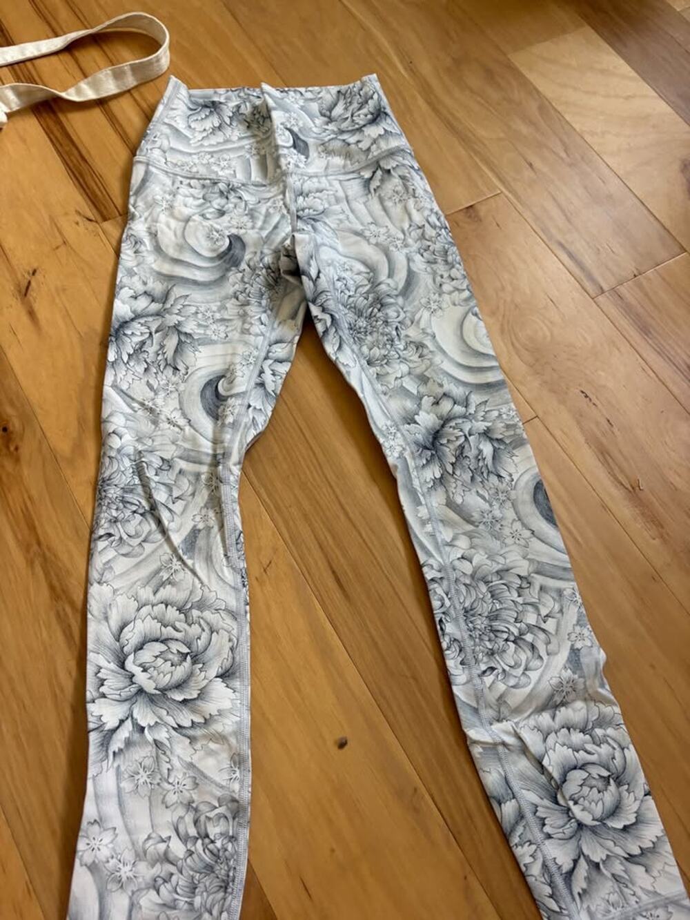 Lululemon Black & Gray Floral Print Leggings - Size 4
